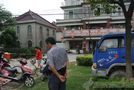 图为卫星村毕家塔凶案现场还停着嫌犯的蓝色货车。