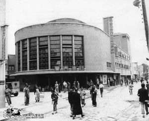 南屏电影院是当时西南地区最大、最先进的电影院。资料图