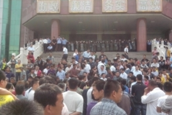 山东济宁逾千村民愤砸镇政府